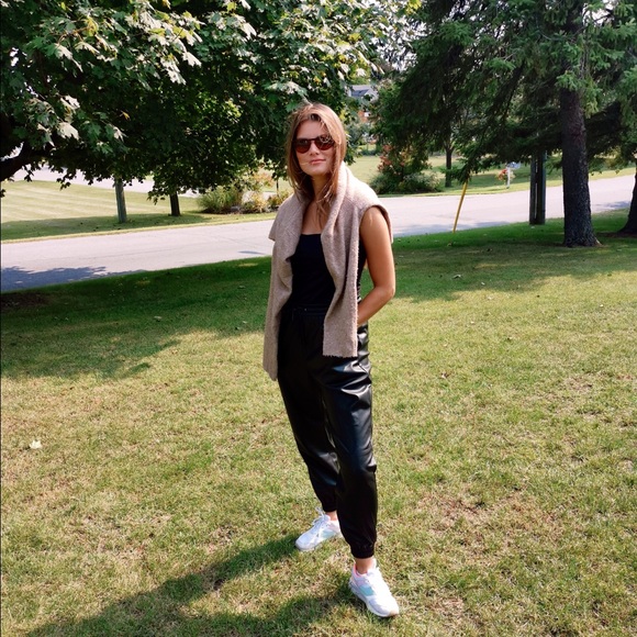 Meet your Posher, Natalie - Picture 1 of 4